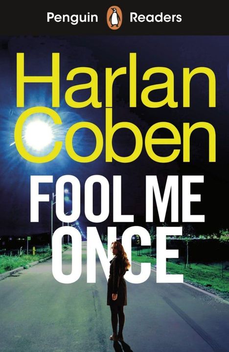 Text: "Harlan Coben, FOOL ME ONCE, Penguin Readers." Eine Frau steht allein auf einer beleuchteten Straße bei Nacht.