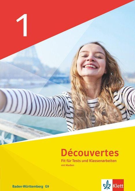 „1 Découvertes Fit für Tests und Klassenarbeiten mit Medien“. Lachende junge Frau vor verschwommenem Hintergrund.