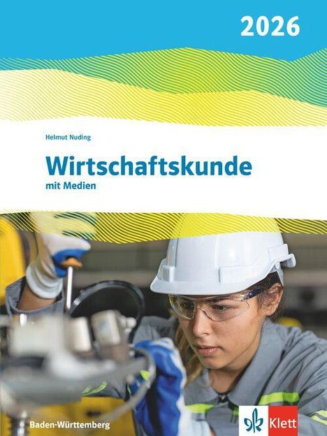 "Wirtschaftskunde mit Medien", 2026. Unten: Baden-Württemberg, Klett-Logo. Person trägt Schutzhelm und arbeitet an Maschine.