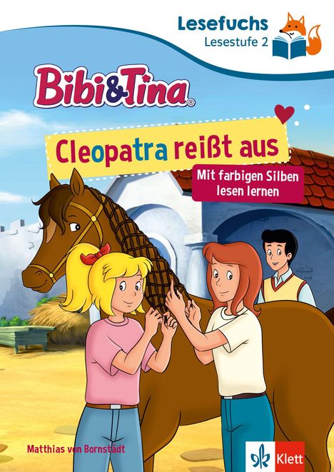 Titel: Cleopatra reißt aus, mit farbigen Silben lesen lernen. Zwei Mädchen flechten einer Pferdemähne Zöpfe.