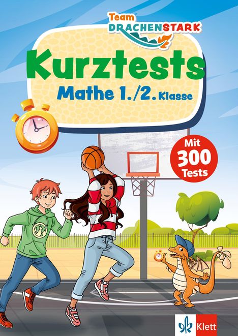 „Kurztests Mathe 1./2. Klasse“ oben; „Mit 300 Tests“ rechts. Illustration: Kinder und Drachen spielen Basketball.