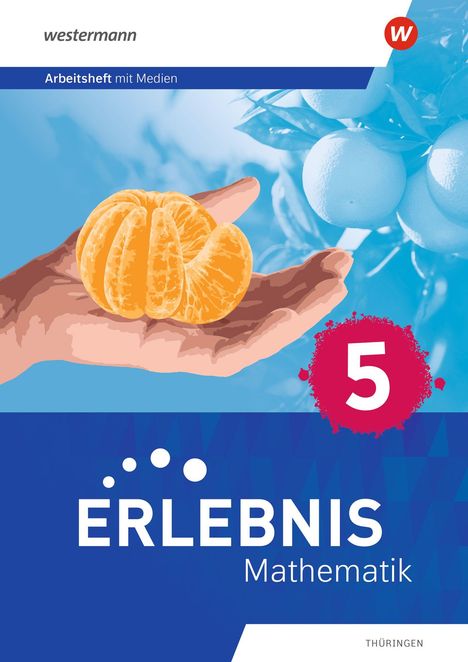 Erlebnis Mathematik 5. Arbeit mit Medien. Hand hält Mandarinenstück. Hintergrund mit blauen Orangen.