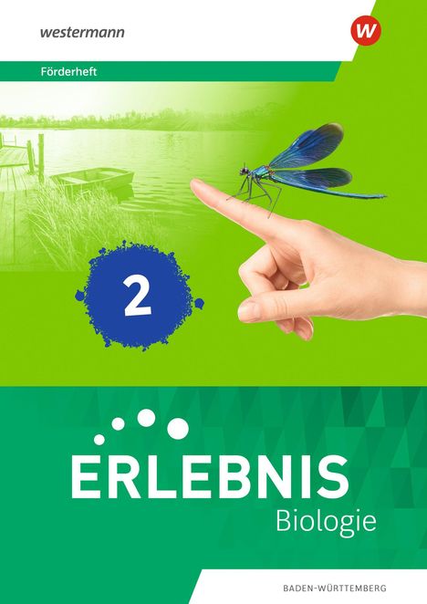 „Förderheft ERLEBNIS Biologie 2“. Eine Libelle sitzt auf einem Finger, Hintergrund mit Steg und Wasser.