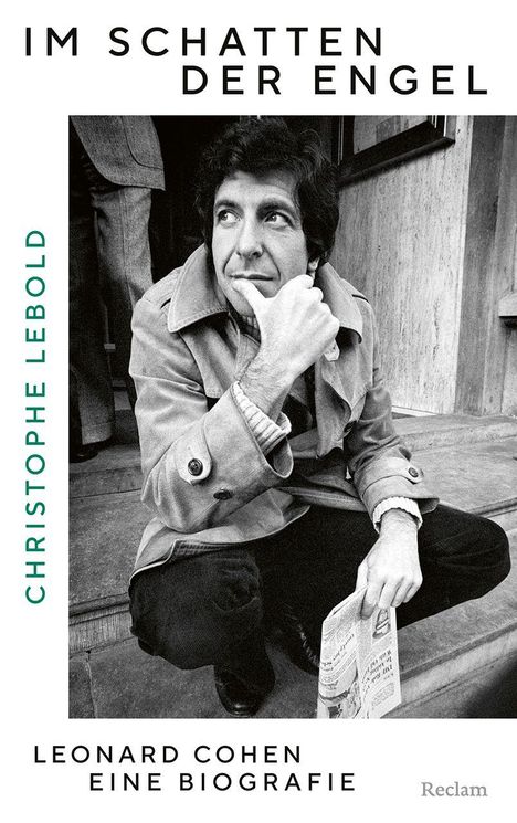 "Im Schatten der Engel" von Christophe Lebold. Schwarz-weiß Foto eines nachdenklichen Mannes, sitzend mit Zeitung.