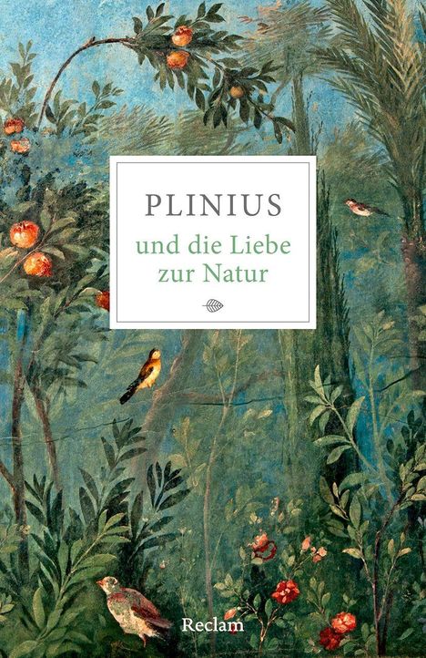 Text: „PLINIUS und die Liebe zur Natur“. Illustration: Bunte Vögel und Pflanzen vor einem blauen Hintergrund.