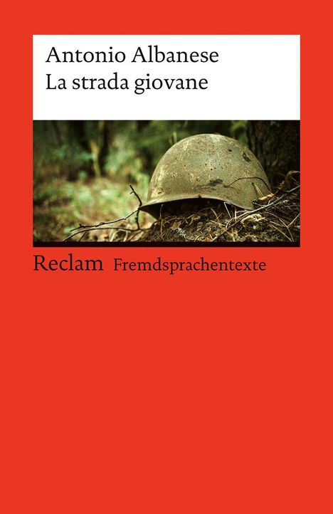 "Antonio Albanese, La strada giovane, Reclam Fremdsprachentexte." Ein rostiger Helm liegt auf Waldboden.