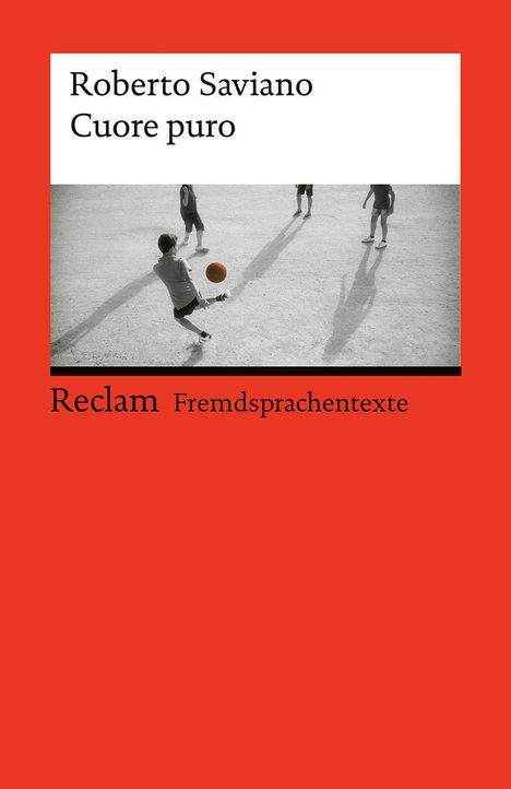 „Roberto Saviano, Cuore puro. Reclam Fremdsprachentexte.“ Schwarz-Weiß-Foto von Jugendlichen beim Fußballspiel.