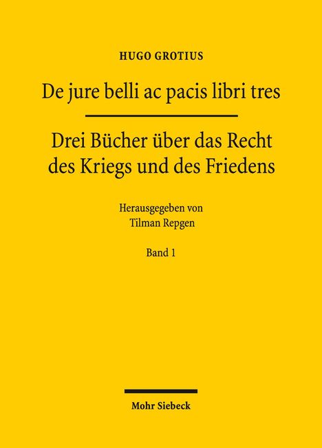 Text: "Hugo Grotius, De jure belli ac pacis libri tres, Drei Bücher über das Recht des Kriegs und des Friedens." Gelber Hintergrund.