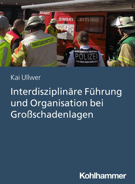 Ein Buchcover mit dem Titel "Interdisziplinäre Führung und Organisation bei Großschadenslagen" von Kai Ullwer. Rettungskräfte im Hintergrund.