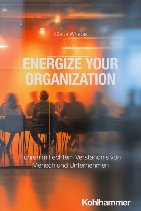 „Energize Your Organization“. Menschen in Silhouetten sitzen an einem Tisch, warmes orangefarbenes Licht.
