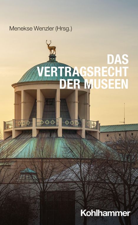 Text: Menekse Wenzler (Hrsg.), DAS VERTRAGSRECHT DER MUSEEN. Gebäude mit Kuppel, Hirschskulptur obenauf, kahler Baum.