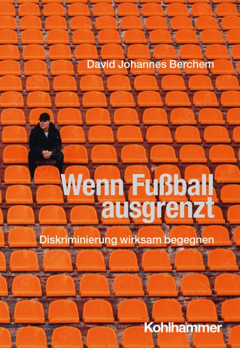 David Johannes Berchem: Wenn Fußball ausgrenzt. Diskriminierung wirksam begegnen. Ein Mann sitzt in einem Meer aus orangen Sitzen.