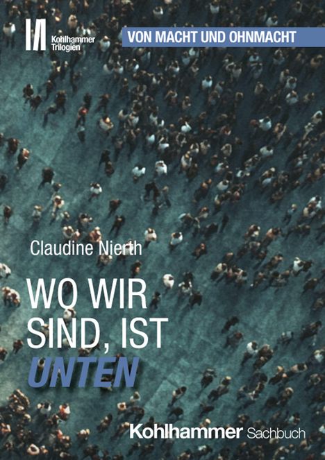 Text: "VON MACHT UND OHNMACHT", "Claudine Nierth", "WO WIR SIND, IST UNTEN", "Kohlhammer Trilogien", "Kohlhammer Sachbuch". Ansicht von oben auf eine Menschenmenge.