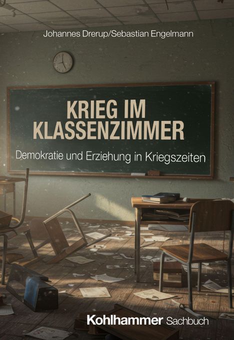 Titel: "Krieg im Klassenzimmer", Untertitel: "Demokratie und Erziehung in Kriegszeiten". Im Raum sind umgestürzte Tische und verstreute Papiere.