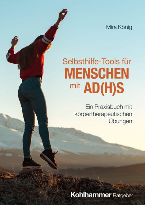 "Mira König, Selbsthilfe-Tools für Menschen mit AD(H)S. Ein Praxisbuch mit körpertherapeutischen Übungen. Frau springt vor Bergkulisse."