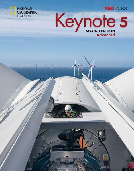 "Keynote 5, Second Edition, Advanced." Ein Techniker arbeitet in einer Windturbine, im Hintergrund Windräder über dem Meer.