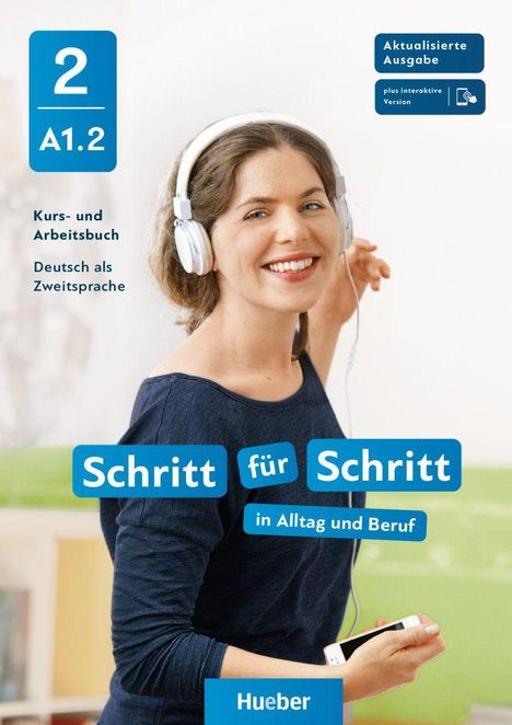 „2 A1.2“, „Schritt für Schritt“, „Deutsch als Zweitsprache“. Frau lächelt mit Kopfhörern, hält ein Smartphone.
