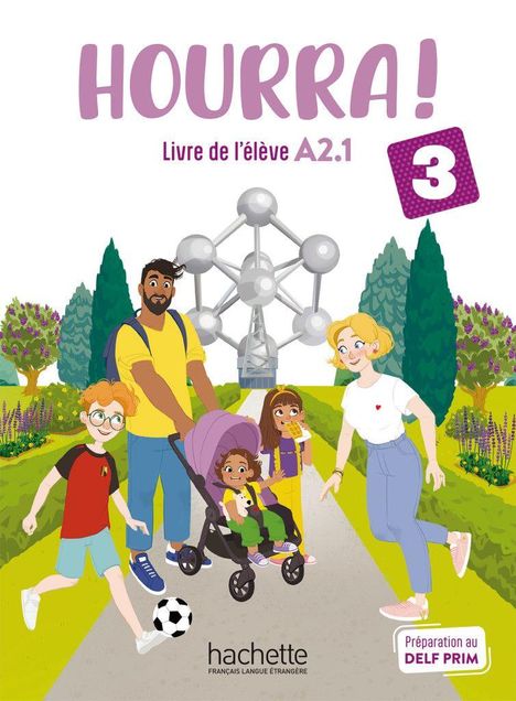 "Hourra! Livre de l'élève A2.1 3." Eine glückliche Familie spaziert im Park vor einer großen metallischen Struktur.