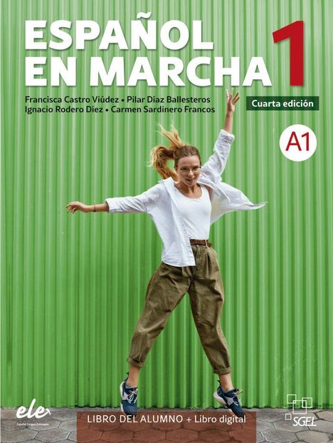 "ESPAÑOL EN MARCHA 1, Cuarta edición, A1. Frau springt vor grünem Hintergrund. Buch für Spanischlernende."