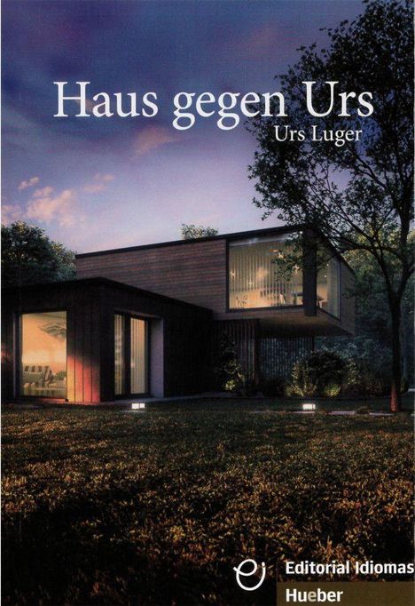 "**Haus gegen Urs** von Urs Luger.** Abendszene eines modernen Hauses mit großen Fenstern, umgeben von Bäumen."
