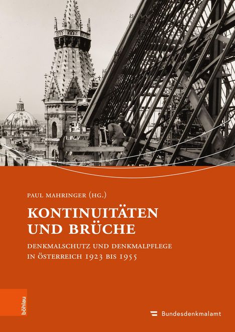 "Kontinuitäten und Brüche" zeigt Bauarbeiten an einem gotischen Turm. Im Hintergrund Kuppel und Stadtansicht.