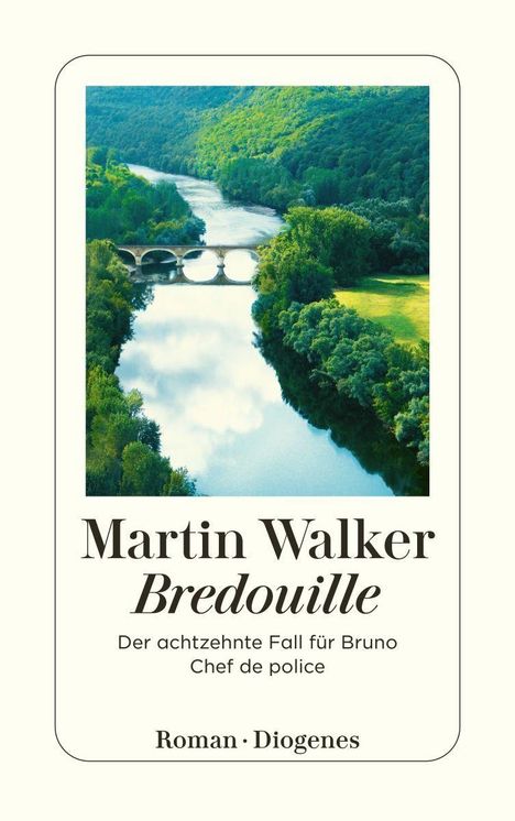 "Martin Walker, Bredouille. Der achtzehnte Fall für Bruno Chef de police." Flusslandschaft mit Brücke in grüner Umgebung.