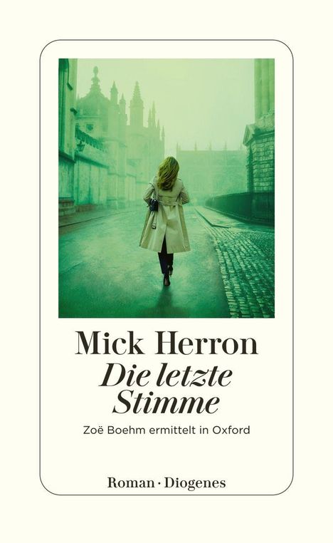 Mick Herron, Die letzte Stimme, Zoë Boehm ermittelt in Oxford. Bild: Frau im Trenchcoat geht auf nebliger Straße.