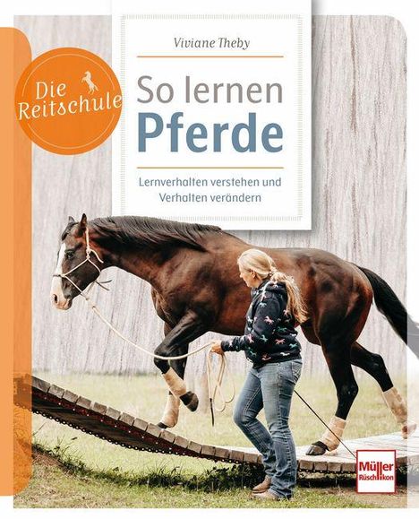"So lernen Pferde" von Viviane Theby. "Die Reitschule". Eine Frau führt ein Pferd über eine Holzbrücke.