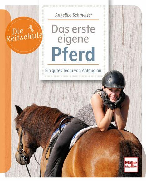 „Das erste eigene Pferd“ von Angelika Schmelzer. Eine Frau auf einem braunen Pferd, lächelnd mit einem Helm.