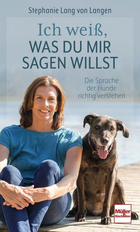 „Ich weiß, was du mir sagen willst. Die Sprache der Hunde richtig verstehen.“ Frau sitzt mit Hund auf einem Steg.