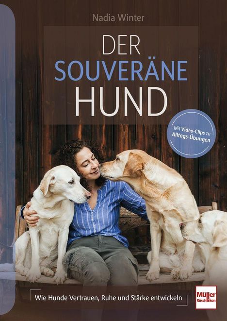 Titel: "Der souveräne Hund". Frau in blauem Hemd mit drei großen Hunden auf Holzhintergrund.