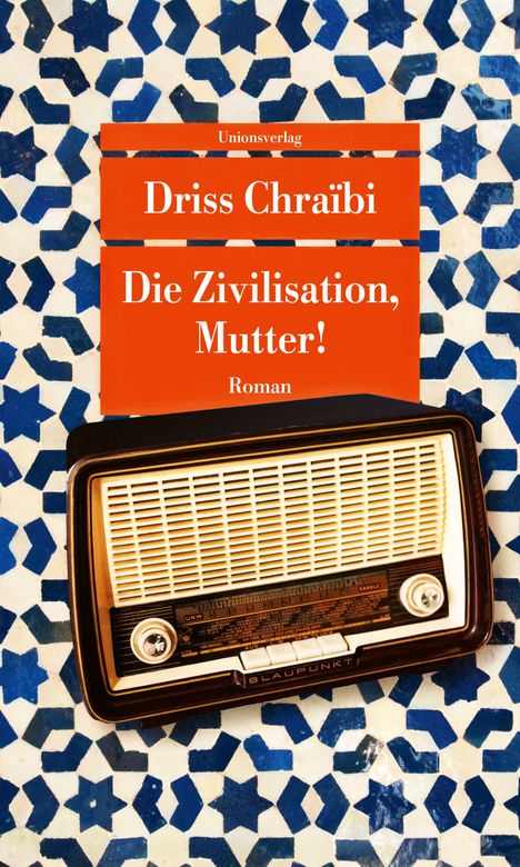 "Die Zivilisation, Mutter! Roman" von Driss Chraïbi. Ein altes Radio vor blau-weißem geometrischen Muster.