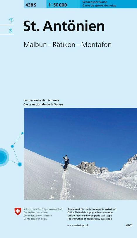 St. Antönien, Malbun, Rätikon, Montafon. Eine Person wandert im Schnee mit Bergen im Hintergrund.