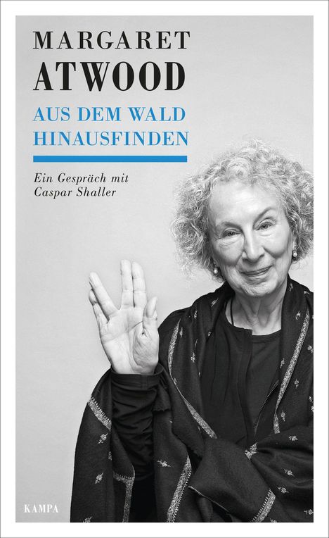 Text: Margaret Atwood, Aus dem Wald hinausfinden, Ein Gespräch mit Caspar Shaller, Kampa. Frau mit welligem Haar lächelt und zeigt Handgeste.