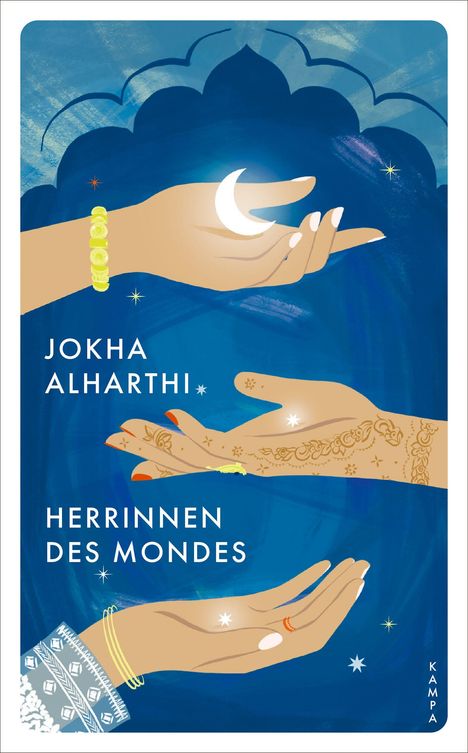 Texte: "JOKHA ALHARTHI, HERRINNEN DES MONDES." Drei Hände mit Schmuck in einem Himmel voller Sterne und Mond.