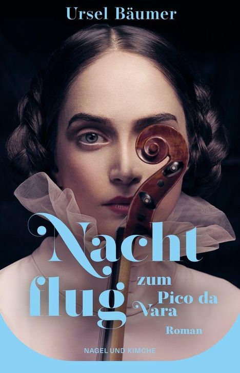 Text oben: "Ursel Bäumer". In der Mitte steht "Nachtflug zum Pico da Vara Roman". Unten: "NAGEL UND KIMCHE". Eine Geige verdeckt teils ein Gesicht.