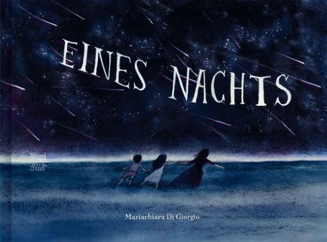 „EINES NACHTS“ steht in großen Buchstaben am Himmel. Drei Personen laufen Hand in Hand über blaues Wasser.