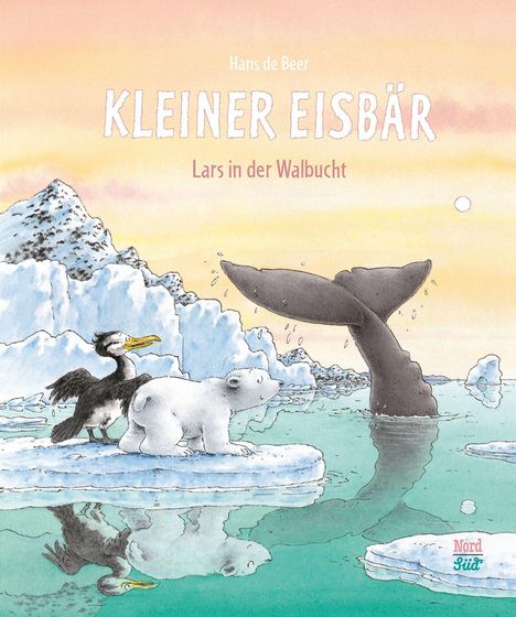 Text: "Hans de Beer, KLEINER EISBÄR, Lars in der Walbucht". Ein Eisbär und Vogel auf Eisscholle, Walflosse im Wasser.