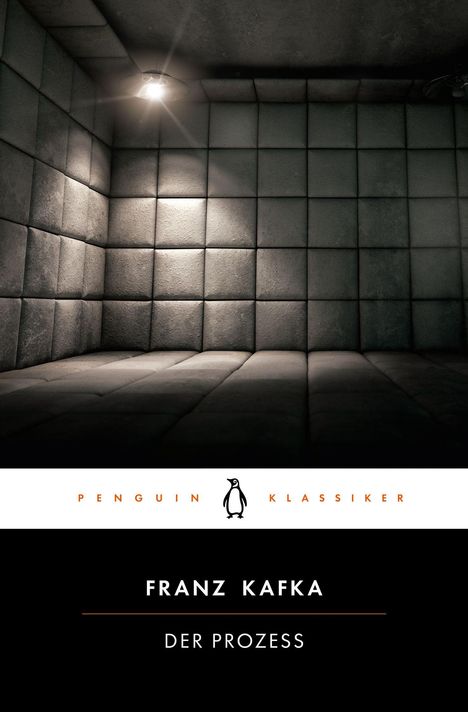 "FRANZ KAFKA DER PROZESS". Gedämpfter Raum, spärlich beleuchtet, gepolsterte Wände. Mattes Licht von oben. Logo: Penguin.