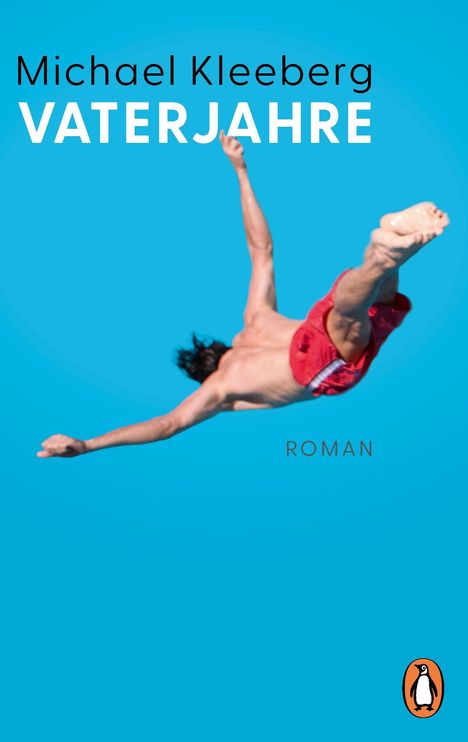 „Michael Kleeberg - Vaterjahre“, darunter „Roman“. Ein Mann in roter Badehose fällt durch blauen Hintergrund. Unten rechts ein Logo.