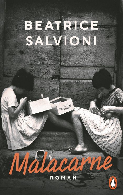„BEATRICE SALVIONI, Malacarne, ROMAN.“ Zwei Kinder sitzen nebeneinander mit Kartons, wirken nachdenklich.