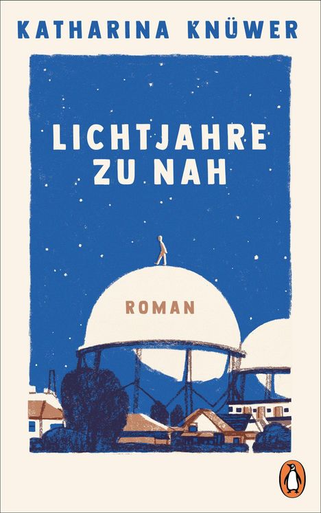 Blauer Himmel, Text: "KATHARINA KNÜWER", "LICHTJAHRE ZU NAH", "ROMAN". Illustration mit Häusern und Tanks. Pinguin-Logo.