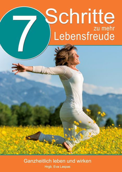"7 Schritte zu mehr Lebensfreude." Eine Frau springt lächelnd in einer blühenden Wiese vor einem Bergpanorama.