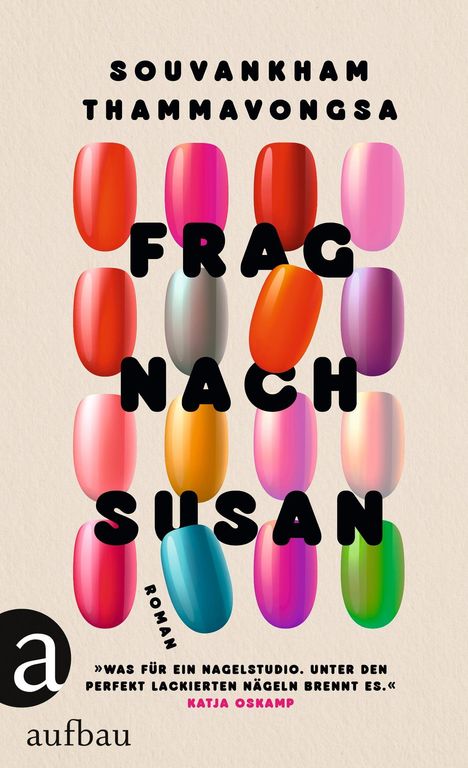 „FRAG NACH SUSAN“, oben Name der Autorin. Unten farbige Nägel, weiße Rückseite. Logo „a“ von aufbau links unten.