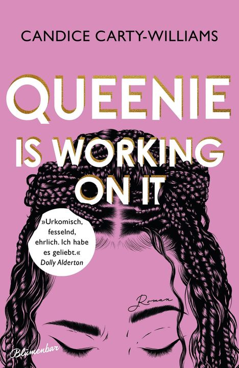 „QUEENIE IS WORKING ON IT“, Zitat von Dolly Alderton. Illustration von Flechtfrisur auf rosa Hintergrund.