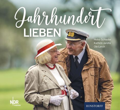 Text: "Jahrhundert Lieben", Heike Schieder, Kathrin Jarohs, Ole Lerch. 

Ein älteres Paar lacht, der Mann trägt eine Seemannsjacke.