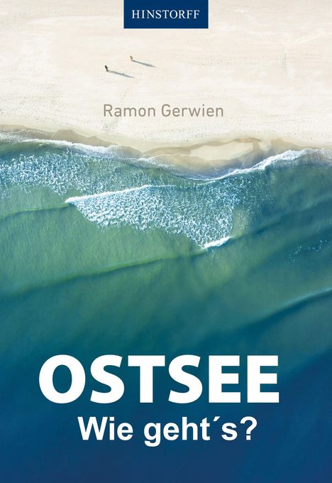 Text oben: "HINSTORFF", Mitte: "Ramon Gerwien", unten: "OSTSEE Wie geht´s?". Luftaufnahme: Küste mit Wellen und Sandstrand.