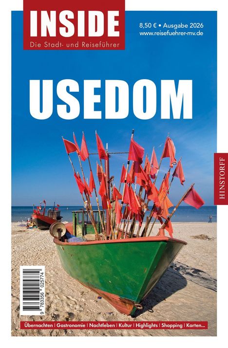 „INSIDE: DIE STADT- UND REISEFÜHRER“, „USEDOM“. Strand mit Fischerbooten, rote Fahnen, blauer Himmel.