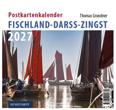 Postkartenkalender Fischland-Darß-Zingst 2027. Geschmückte Segelboote mit roten Segeln auf einem ruhigen Gewässer.