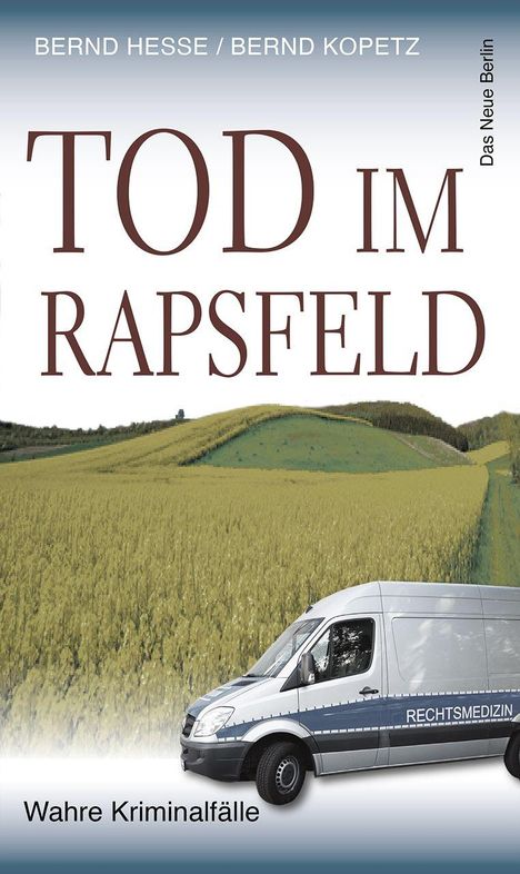 "TOD IM RAPSFELD. Wahre Kriminalfälle." Ein Feld, ein Leichenwagen mit "RECHTSMEDIZIN".